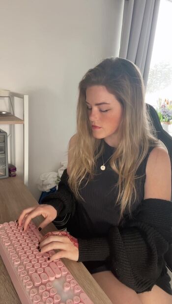 Full leaked Courtney pose page private onlyfans photo