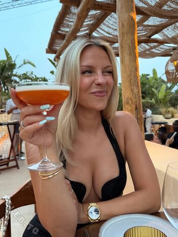 Full leaked Dagi bee  page private onlyfans photo