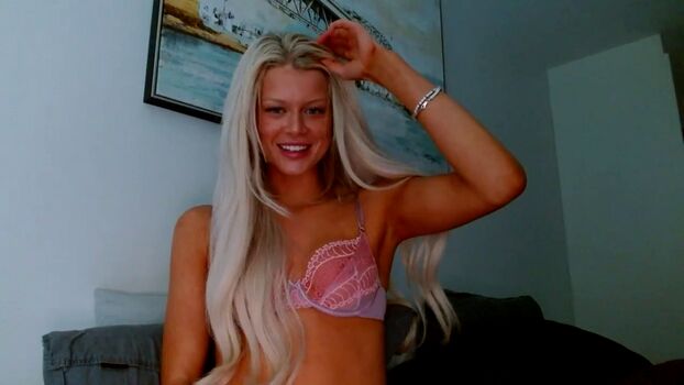 Full leaked Dollyvey private onlyfans photo