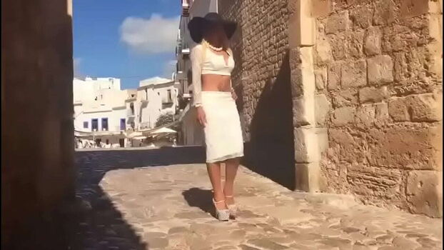 Nina La Divina